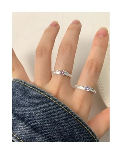 Détail de bagues vagues en argent S925 avec zircons roses et violets sur les doigts