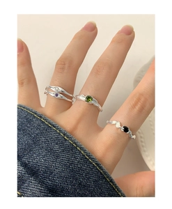 Détail d'un ensemble de quatre bagues en argent S925 avec zircons colorés