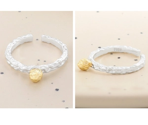 Makroansicht des S925 Sterlingsilberrings mit Lavastruktur und goldener Kugel