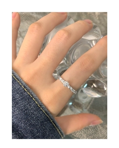 Makro-Detail des S925 Sterlingsilber-Rings mit strukturierter Schiene und Rosenmotiv