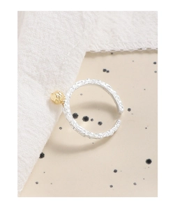 Detail eines S925 Sterlingsilberrings mit Hammerschlag-Textur und goldener Lavakugel