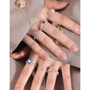 Bagues en argent S925 serties de zircons colorés avec texture argentée irrégulière