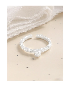 Nahaufnahme des S925 Sterlingsilberrings mit Lava-Textur und unregelmäßiger runder Kugel