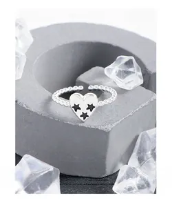 Détail de la bague coeur en argent S925 avec motif étoile noire et texture perlée