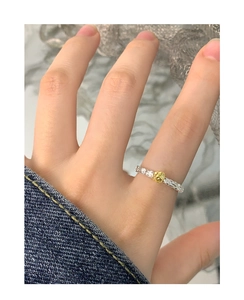 Detailansicht S925 Sterlingsilber Ring mit Lavatextur und Goldperle am Finger getragen