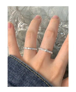 Detailaufnahme von S925 Sterlingsilber Ringen mit Lava-Textur an einer Frauenhand