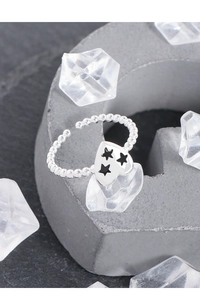 Détails de bague perlée en argent avec breloque cœur et gravure d'étoile noire