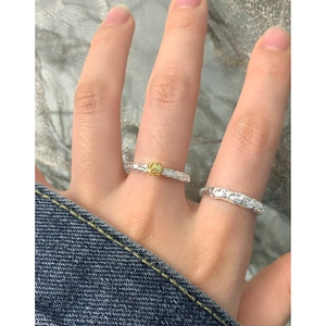 S925 Sterling Silber Ringe mit Lava-Textur und Goldperle am Finger getragen