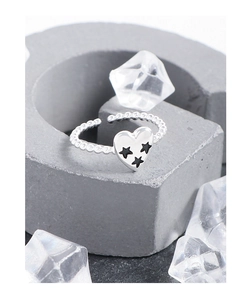 Détail de la bague coeur en argent S925 avec graffiti étoiles noires sur l'anneau