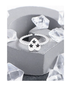 Détail d'une bague en argent S925 avec perles, cœur blanc et motifs d'étoiles noires