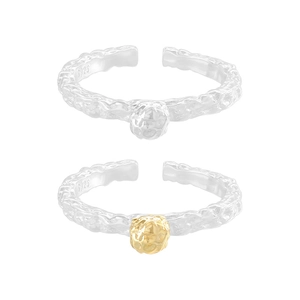 S925 Sterling Silber Ring Set mit unregelmäßiger Lavatextur und goldenem Kugel Akzent