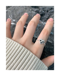 Détail d'une bague en argent S925 avec anneau perlé et motif cœur aux étoiles noires