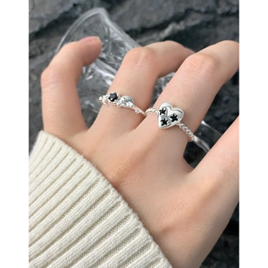 Ensemble de bagues en argent S925 avec motifs cœur noir et étoile porté à la main