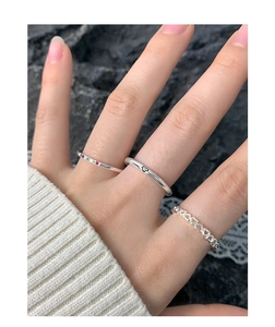 Vue détaillée d'un ensemble de bagues en argent avec cœurs évidés et zircons colorés