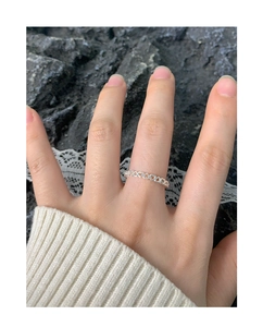 Gros plan sur la bague en argent 925 avec un design de chaîne à cœurs évidés