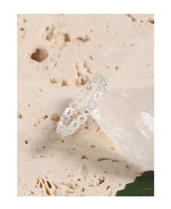 Vue détaillée de la bague en argent S925 avec motifs de cœurs sur socle en pierre