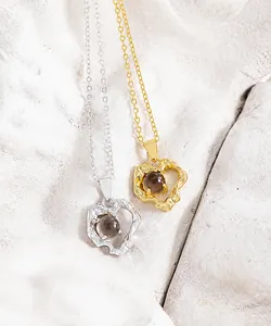 Detalle del collar de corazón con textura plisada y cuarzo ahumado en plata de ley
