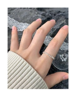 Vue détaillée de la bague en argent S925 avec maillons ajourés en forme de cœur