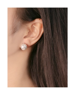Nahaufnahme von S925 Silber Perlenohrring mit Zirkonia-Steinen an einem Modell