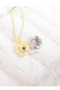 Detalle del colgante de corazón en plata S925 con acabado texturizado y piedra marrón