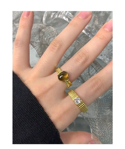 Detalle de anillos vintage dorados con cuarzo ahumado e incrustaciones de circonita