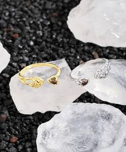 Detalle de anillo de corazón en plata S925 con cuarzo ahumado y textura lava