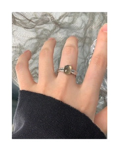 Detalle del anillo de plata S925 con cuarzo ahumado y banda texturizada ranurada