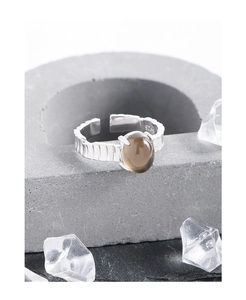 Primer plano de anillo de plata S925 con cuarzo ahumado marrón en base de piedra
