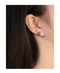 Nahaufnahme von S925 Silber Perlenohrring mit blauem Zirkon auf dem Modellohr