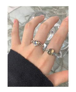 Detalle de anillos de plata S925 con cuarzo ahumado natural y piedras luminosas en el dedo