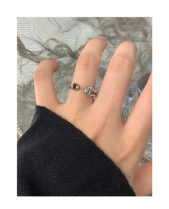 Detalle del anillo de corazón en plata S925 con cuarzo ahumado marrón y textura arrugada