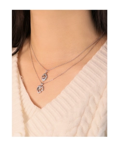 Detalle del collar de capas en plata S925 con cuarzo ahumado y colgantes de corazón