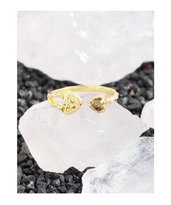 Primer plano de anillo de corazón con textura de lava y cristal marrón en piedra