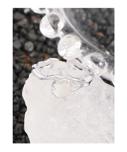 Macro detail of S925 silver ring featuring wrinkled texture and a heart-shaped gemstone