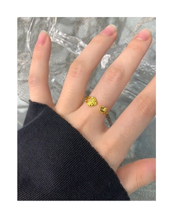 Detalle de anillo de plata s925 bañado en oro con diseño de corazón y textura rugosa
