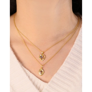 Collar de dos capas de oro de 18 quilates con colgantes de corazón y gemas