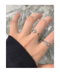 Detalle de anillos de corazón en plata S925 con cristal marrón y piedra de luna