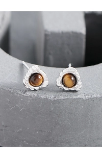 Nahaufnahme von S925 Silber Ohrsteckern mit Tigerauge-Stein und Felsentextur-Design