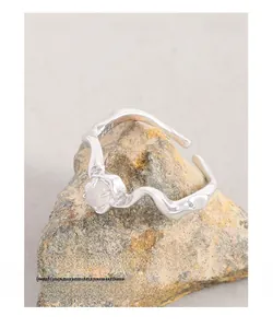 Vue détaillée de la bague ondulée en argent S925 avec une pierre de lune blanche translucide