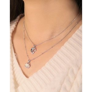 Collar de doble capa de plata S925 con colgante de cuarzo ahumado sobre tejido blanco