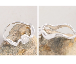 Vue détaillée de la bague irrégulière en argent 925 avec une pierre d'agate translucide