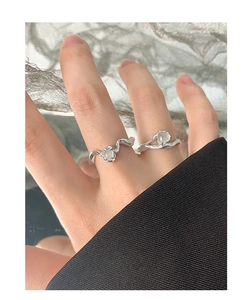 Détail macro de bagues en argent S925 à texture lave avec des pierres d'opale
