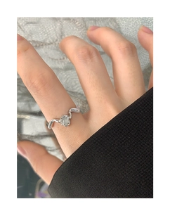 Détail macro de la bague vague en argent S925 avec pierre de lune ovale sur main de femme
