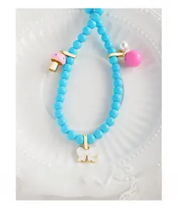 Détail du collier de perles en argent S925 avec perles bleues et pendentif champignon