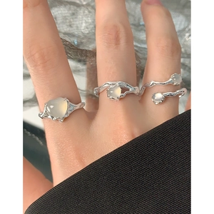 S925 sterling silver irregular twisted ring set with heart-shaped white agate stones