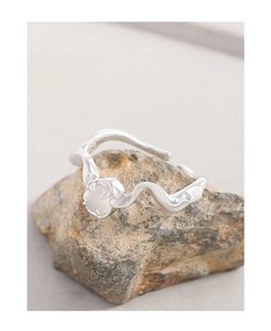 Vue détaillée d'une bague vague en argent avec pierre de lune sur pierre brute