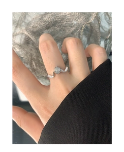 Gros plan d'une bague vague en argent S925 avec agate ovale portée par une femme