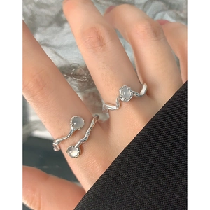Minimalist S925 sterling silver ring featuring irregular twisted bands and double agate stone