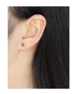 Nahaufnahme eines Modells mit S925 Silber-Ohrstecker und rundem Tigerauge-Stein-Inlay