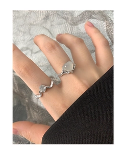 Détail de bague en argent S925 avec pierre en cœur et design de vague en métal liquide